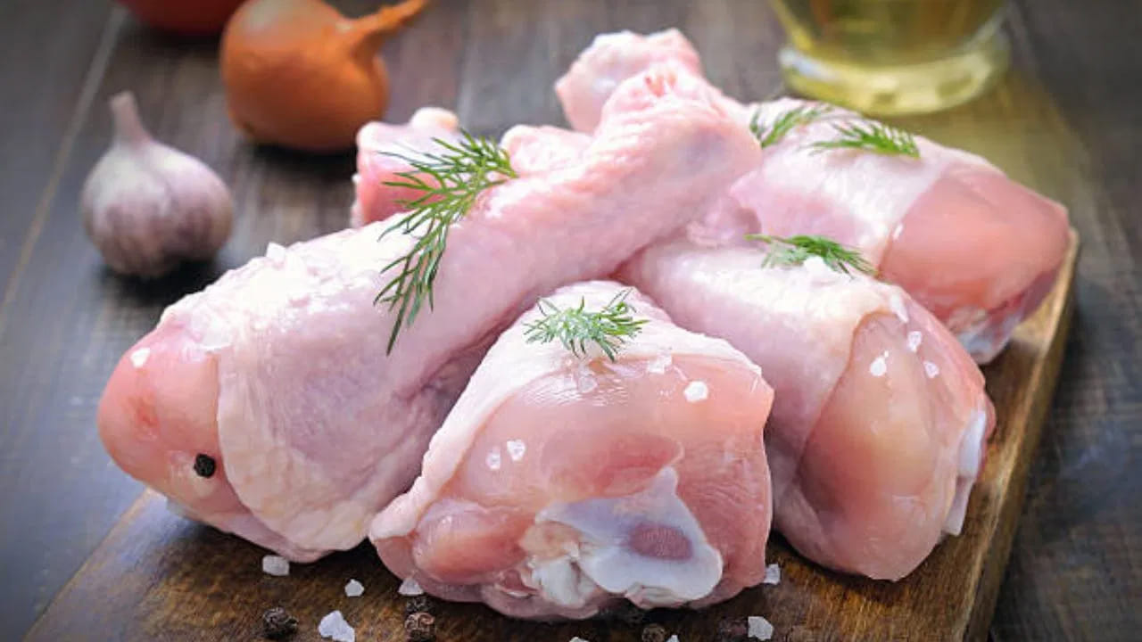 కొందరు మాంసాన్ని రెండు మూడు కిలోలు తెచ్చి ఫ్రిజ్‌లో నిల్వ చేస్తారు. అసలు ఇది మంచిదా? కాదా అని కొంచం కూడా ఆలోచించరు. అయితే , పచ్చి మాంసంలో బ్యాక్టీరియా బాగా పెరుగుతుంది. దీన్ని సురక్షితంగా నిల్వ ఉంచాల్సిన అవసరం ఉంది. దీని కోసం కొన్ని టిప్స్ తప్పక పాటించాలి. 