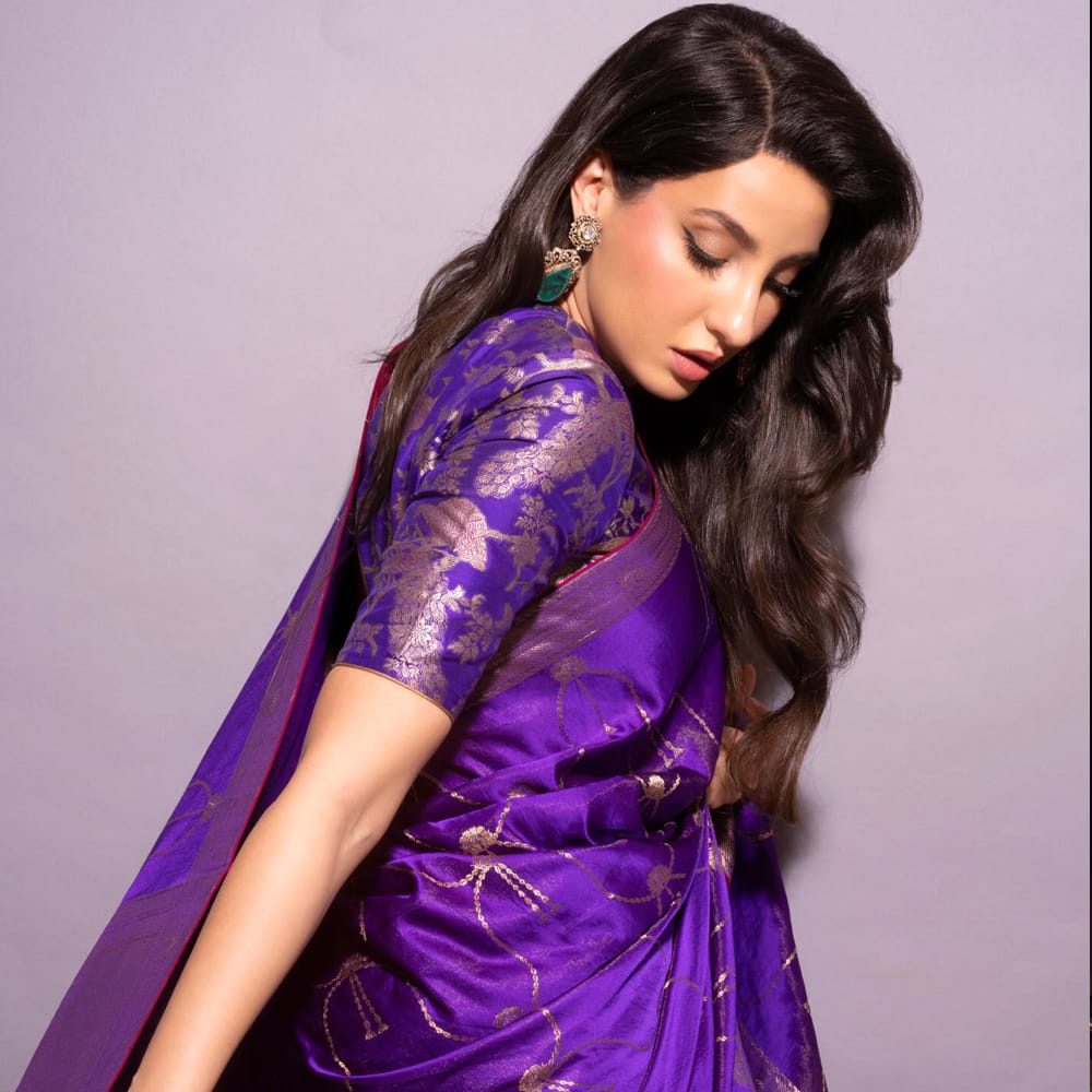 నేను చేసిన స్పెషల్ సాంగ్స్ వల్ల నాకు మంచి గుర్తింపు వచ్చింది. అలాగే సాంగ్స్ కూడా భారీ హిట్ అయ్యాయి. సినిమాలు కూడా మంచి విజయాలను అందుకున్నాయి. కానీ నిర్మాతలు నాకు మాత్రం రూపాయి కూడా ఇవ్వలేదు. నేను స్టేజ్ పర్ఫామెన్స్ ఇవ్వడం వల్లే నాకు డబ్బులు వచ్చాయి. డబ్బు లేకుండా కేవలం పేరు మాత్రమే సొంతం చేసుకుంటే ఏం లాభం. ఇక పై ఎలాంటి లాభం లేకుండా పని చేయకూడదు అని నిర్ణయించుకున్నా అని తెలిపింది.