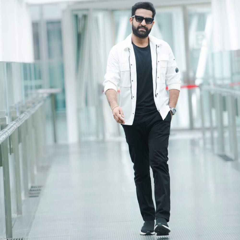 నటి ఆమని అదే ఇంటర్వ్యూలో ఇప్పుడు ఉన్న హీరోలలో తనకు జూనియర్ ఎన్టీఆర్ అంటే చాలా ఇష్టమని ఆమని గారు వెల్లడించారు. ఆయనలోని ఎనర్జీ, అద్భుతమైన డాన్స్ , మాస్ సినిమాల్లో ఆయన నటన తనను బాగా ఆకట్టుకుంటాయని చెప్పారు. ముఖ్యంగా జూనియర్ ఎన్టీఆర్ హోస్ట్ చేసిన బిగ్ బాస్ మొదటి సీజన్‌ను తాను చాలా ఆసక్తిగా చూశానని, ఆయన మాట్లాడే తీరు చాలా బాగుంటుందని ప్రశంసించారు 