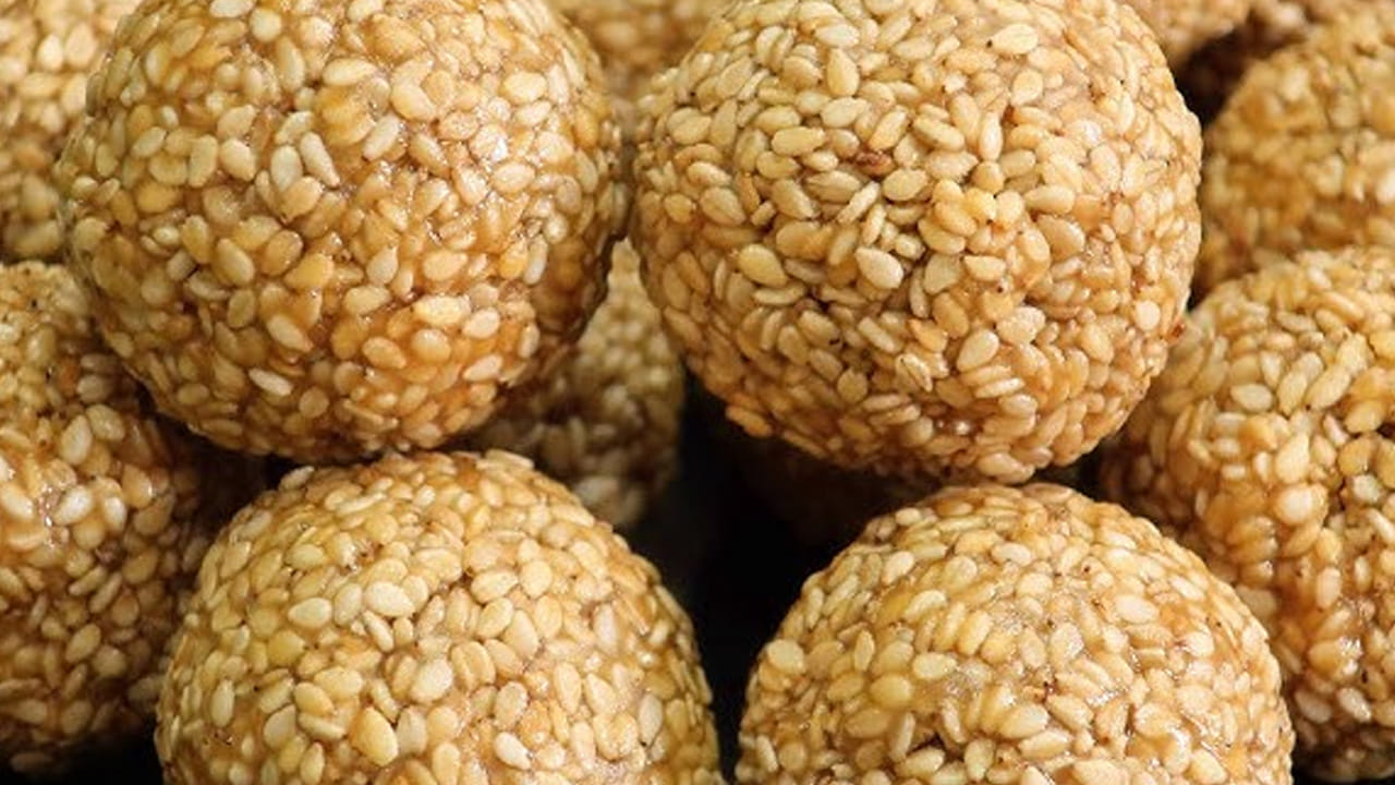 ఇప్పుడు అదే జార్‌లో ఒక కప్పు తురిమిన బెల్లం, అర టేబుల్ స్పూన్ యాలకుల పొడిని కూడా వేసి రెండో సారి తిప్పుకోవాలి. నువ్వుల్లోని నూనె, బెల్లం వలన ఇది లడ్డులా తయారవుతుంది.