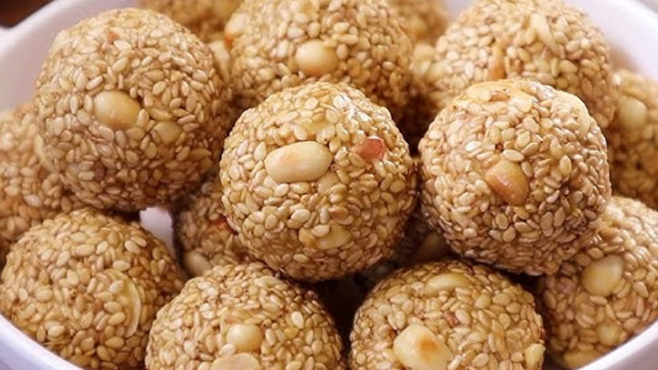  ఇప్పుడు ఈ మిశ్రమాన్ని ఒక పెద్ద ప్లేట్ లోకి  తీసుకోవాలి. దానిలో కొద్దిగా ఒక టేబుల్ స్పూన్ నెయ్యిని వేసుకుని కలపాలి. ఇప్పుడు మీకు నచ్చిన విధంగా లడ్డులూ చేసుకోవాలి. అయితే, వీటిని గాలి చొరబడని పాత్రలో పెడితే  నెల రోజుల వరకు ఫ్రెష్ గా ఉంటాయి.