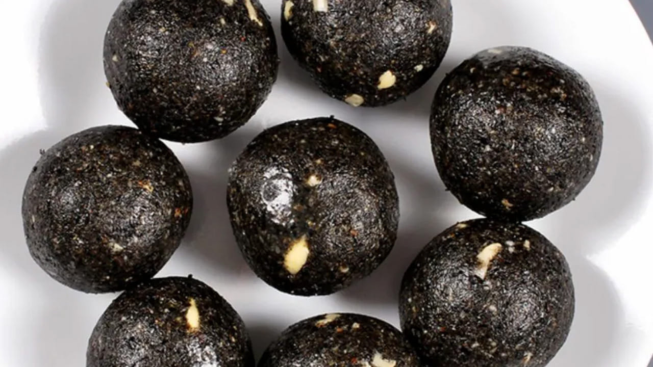 నువు లడ్డులు తయారీ విధానం ఎలా చేయాలంటే? 
ముందుగా స్టవ్ వెలిగించి ఓ పాన్ లో నువ్వులను వేసి సన్నని మంటపై బాగా వేయించాలి. అయితే, వీటిని మంచి వాసన వచ్చే వరకు బాగా వేయించి ఒక ప్లేట్‌లో కానీ, గిన్నెలో కానీ తీసుకోవాలి. 