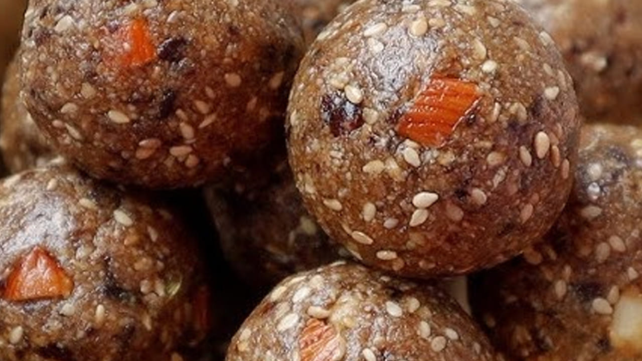 
ఇక నువ్వులను చల్లార్చి తీసుకుని మిక్సీ వేసుకుని మెత్తగా కాకుండా కొంచెం బరకగా పట్టుకోవాలి. దీనిలో ఎండు కొబ్బరి తురుము కూడా వేసుకుని మిక్స్ అయ్యేలా కలుపుకోవాలి.  