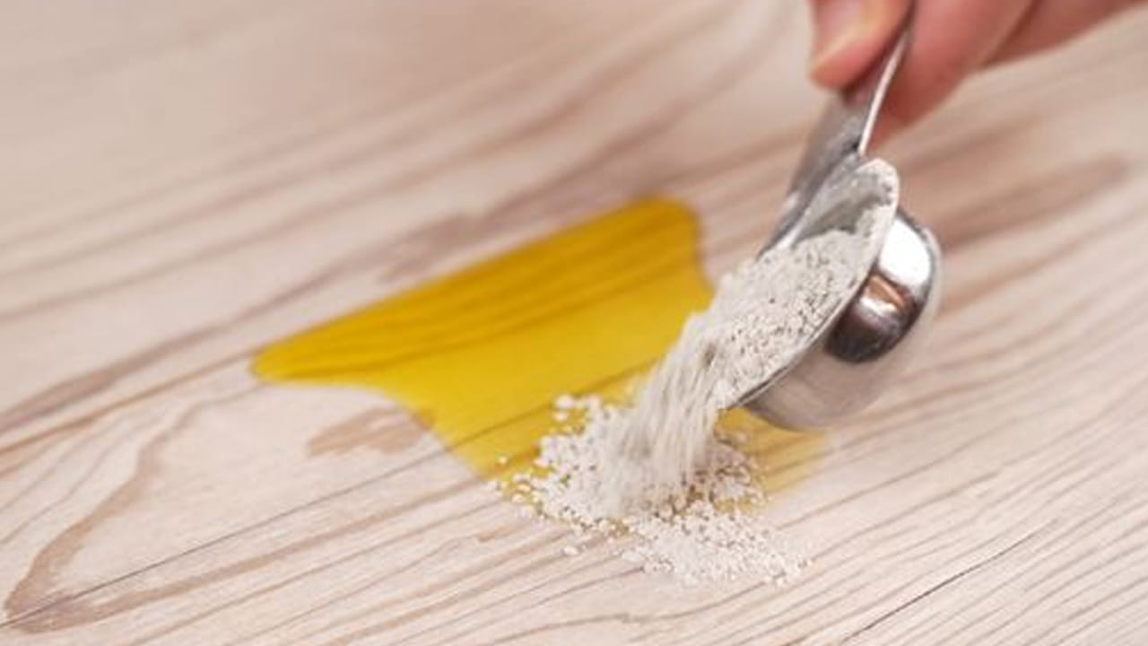 కిచెన్లో ఎప్పుడైనా సడెన్గా నూనె ఒలికి కిందపడిపోతే, ఆ నూనె మీద గోధుమ పిండి చల్లి, ఐదు నిమిషాల తర్వాత పేపర్తో తుడవడం వలన నూనె పడిన ప్రాంతం మొత్తం జిడ్డు లేకుండా, శుభ్రం అయిపోతుందంట. టైల్స్ పై ఎలాంటి చిన్న మరక కూడా ఉండదంట.