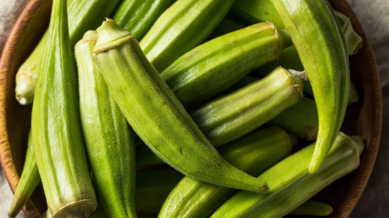 బెండకాయ సహజ బలవర్ధకం. బెండకాయలో అనేక పోషకాలు ఉంటాయి. బెండకాయ తినడం వల్ల ఎన్నో ఆరోగ్య సమస్యలను నయం చేయవచ్చు. ముఖ్యంగా ఖాళీ కడుపుతో బెండకాయ నీళ్లు తాగడం ఆరోగ్యానికి చాలా మేలు చేస్తుంది. 