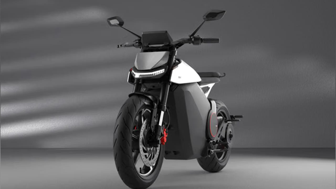  ప్రముఖ ఎలక్ట్రిక్ ద్విచక్ర వాహన సంస్థ ఓలా ఎలక్ట్రిక్ (Ola Electric) తన ప్రీమియం మోటార్ సైకిల్ 'రోడ్‌స్టర్ X+ 9.1kWh' ధరపై భారీగా తగ్గించింది. పూర్తి స్వదేశీ పరిజ్ఞానంతో తయారైన బ్యాటరీ సాంకేతికత అందుబాటులోకి రావడంతో ఈ నిర్ణయం తీసుకున్నట్లు కంపెనీ ప్రకటించింది.