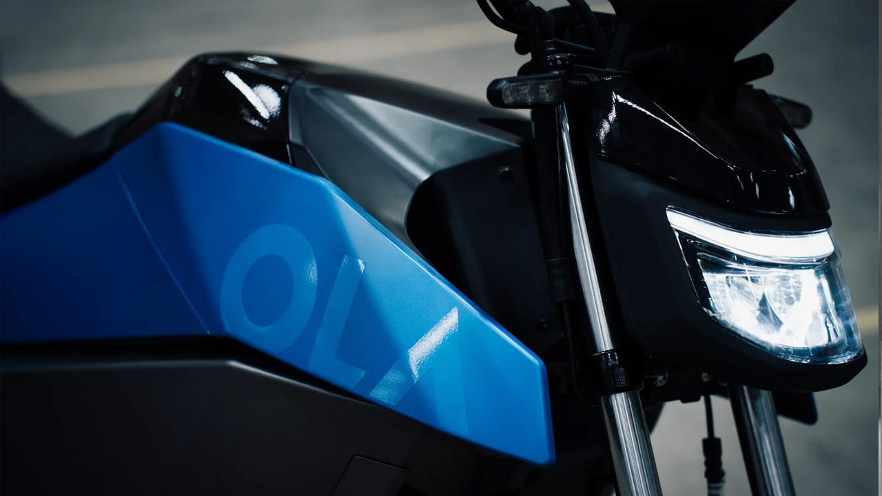  ధర వివరాలు: పాత ధర: రూ.1,89,999, తగ్గిన తర్వాత ధర: రూ.1,29,999 (ఫ్లాట్ రూ.60,000 తగ్గింపు) ధర తగ్గడానికి ప్రధాన కారణం: ఓలా తన స్వంత 'గిగా ఫ్యాక్టరీ'లో తయారు చేసిన 4680 భారత్ సెల్‌ను ఈ బైక్‌లో వినియోగించింది. ఈ బ్యాటరీ సెల్స్ ఉత్పత్తి వేగవంతం కావడంతో తయారీ ఖర్చు తగ్గింది. ఆ ప్రయోజనాన్ని నేరుగా కస్టమర్లకే అందించాలని ఓలా నిర్ణయించింది.