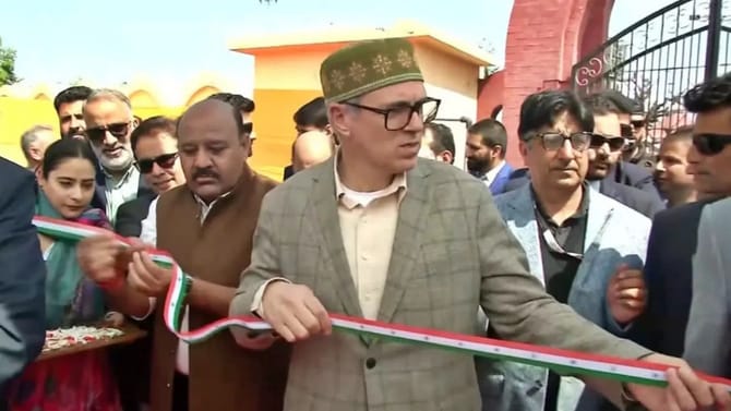 జాతీయ జెండా రంగులో రిబ్బను ఏర్పాటు.. సీఎం ఏం చేశారో చూడండి..