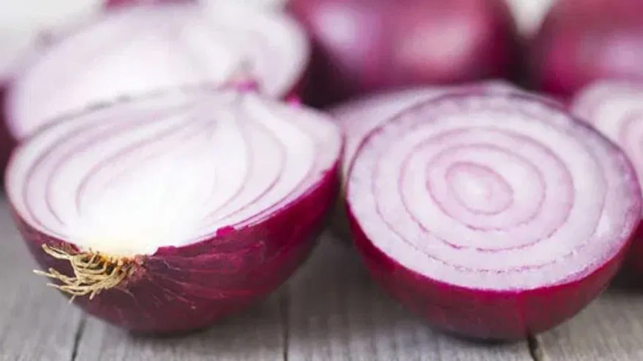 ఎండు ఉల్లిపాయని రోజూ గ్రాము చొప్పున తీసుకుంటే ఎముకల్లో ఖనిజ సాంద్రత పెరుగుతుంది. గొంతునొప్పి ఉంటే ఉల్లిపాయలో బెల్లం కలిపి తింటే ఉపశమనం కలుగుతుంది. జీర్ణ సమస్యలు ఉన్నవాళ్లు నాలుగు టీస్పూన్ల ఉల్లిరసంలో చిటికెడు ఇంగువ, నల్లఉప్పు కలిపి రోజుకి రెండుమూడుసార్లు మూడునెలలపాటు తాగితే నులిపురుగుల బాధ ఉండదనీ చెబుతారు గృహవైద్య నిపుణులు.