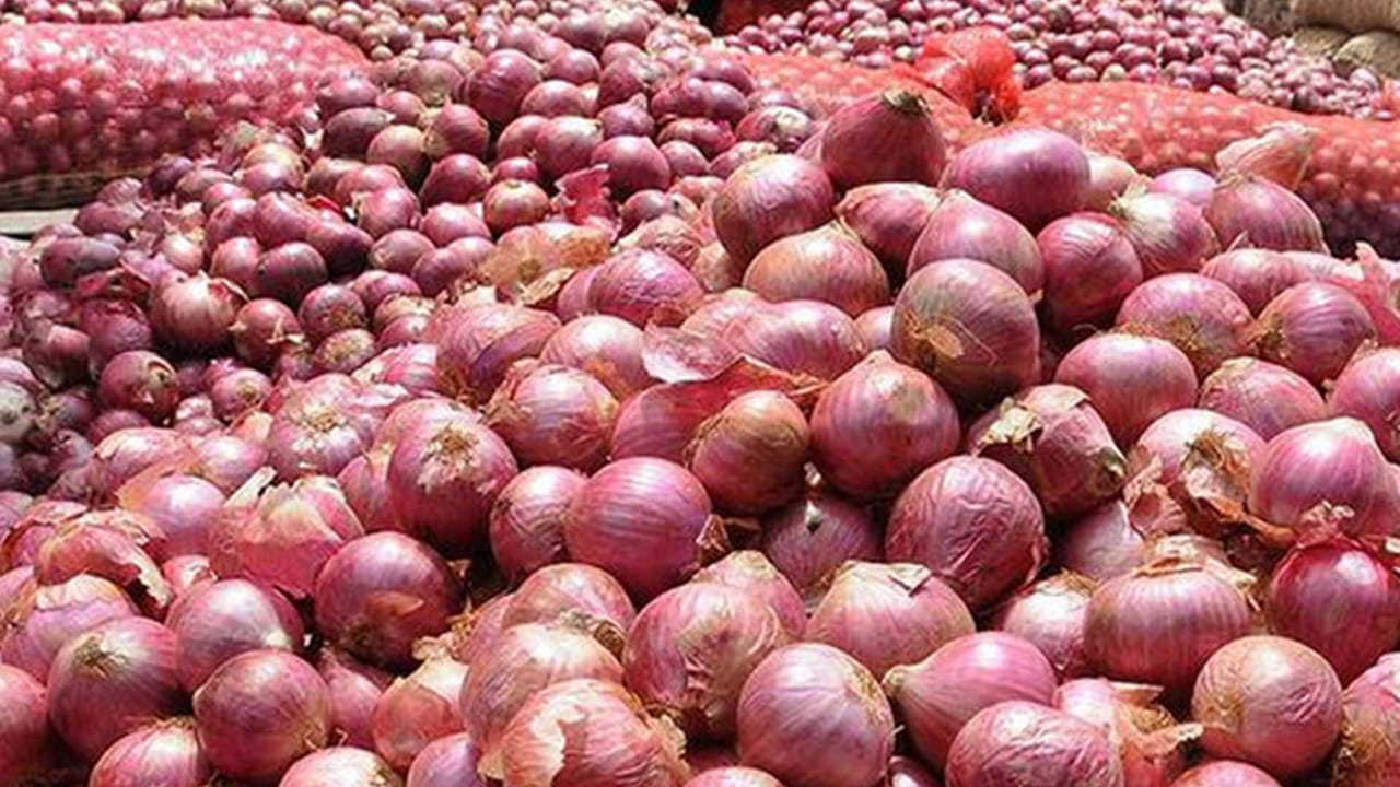 Onion Price: తెలుగు రాష్ట్రాల్లో పడిపోయిన ఉల్లిపాయల ధరలు.. కేజీ ఎంతంటే..?
