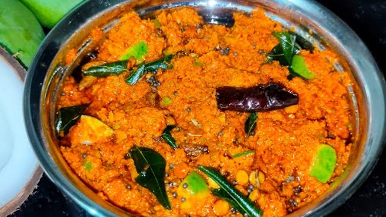 ముందుగా తురిమిన కొబ్బరి, క్యారెట్, మామిడిని తీసుకుని ఒక గిన్నెలో మంచిగా కలుపుకోవాలి. రెండు పచ్చిమిర్చి, నాలుగు వెల్లుల్లి, కొద్దిగా ఉప్పు వేసి మెత్తగా గ్రైండ్ చేసుకోవాలి.