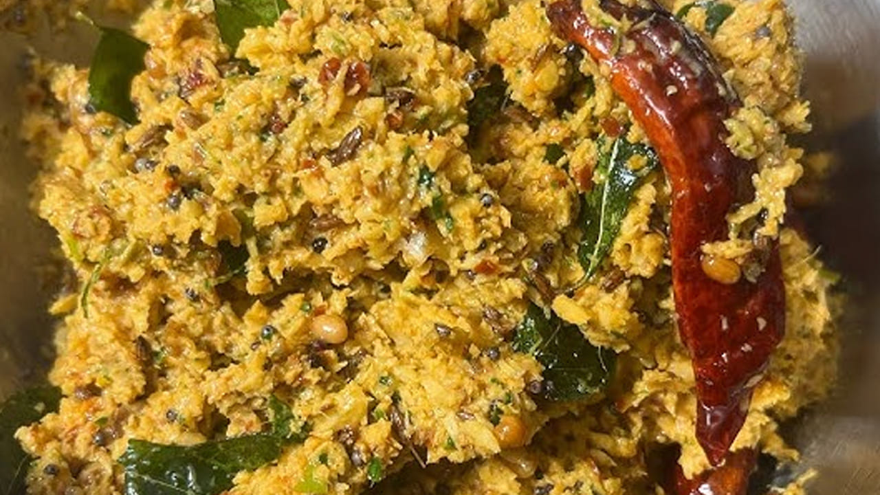 అయితే, మెత్తగా కాకుండా కచ్చా పచ్చాగా గ్రైండ్ చేసుకోవాలి. ఇలా చేసి తింటే టేస్టీగా ఉంటుంది. ఇప్పుడు పాన్ తీసుకుని నూనెను తీసుకుని దానిలో వేడి చేసి కొద్దిగా ఆవాలు, జీలకర్రను వేసి బాగా వేయించాలి.