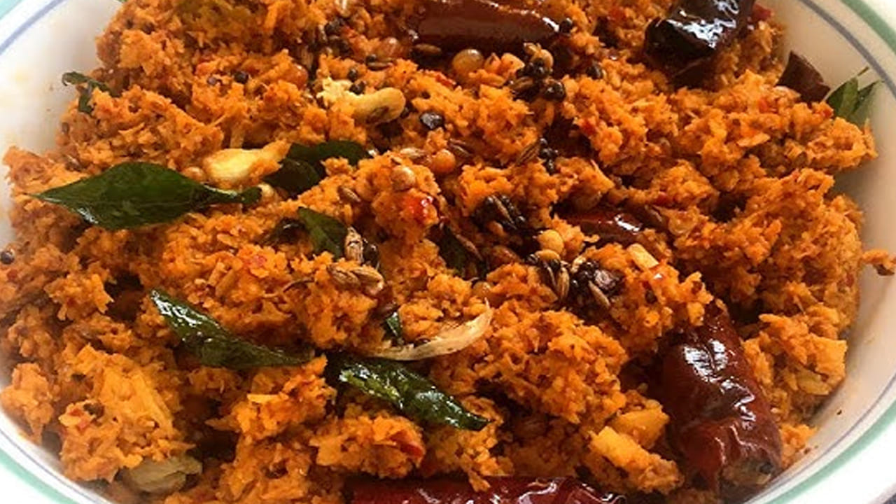 ఆ తర్వాత రెండు ఎండు మిర్చి ముక్కలు, కొద్దిగా కరివేపాకు ఆకులు వేసి పోపు పెట్టుకోవాలి. ఈ పోపును మిక్సీ పట్టుకున్న పచ్చడిలో వేసి బాగా కలుపుకోవాలి.