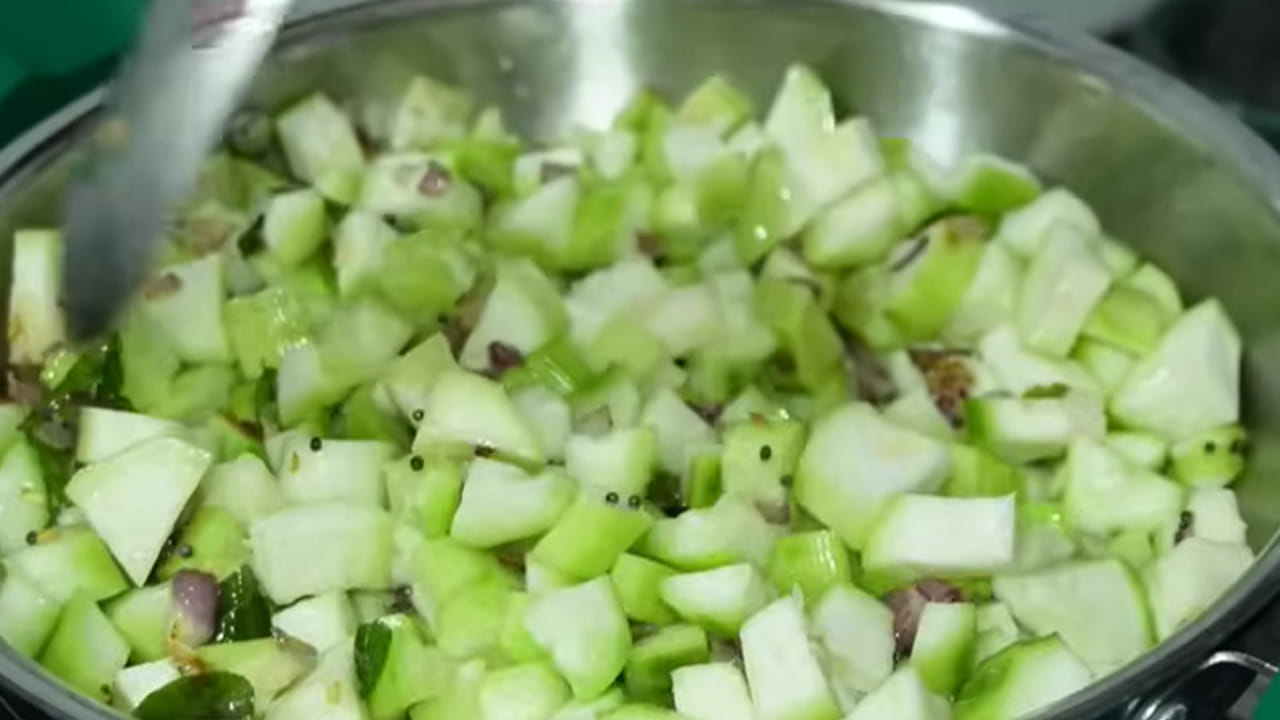 ఆ తర్వాత ఒక టేబుల్ స్పూన్ అల్లం వెల్లుల్లి పేస్ట్ వేసి వాసన పోయే వరకు వేయించాలి. టమోటా ముక్కలు వేసి మెత్తగా అయ్యే వరకు వాటిని బాగా ఉడికించాలి. ఆ తర్వాత పసుపు, కారం, అర టేబుల్ స్పూన్  ధనియాల పొడి, జీలకర్ర పొడి వేసి బాగా కలపాలి. ఇప్పుడు బీరకాయ ముక్కలు, పచ్చి జీడీపప్పు వేసి మిక్స్ అయ్యేలా కలపాలి. 