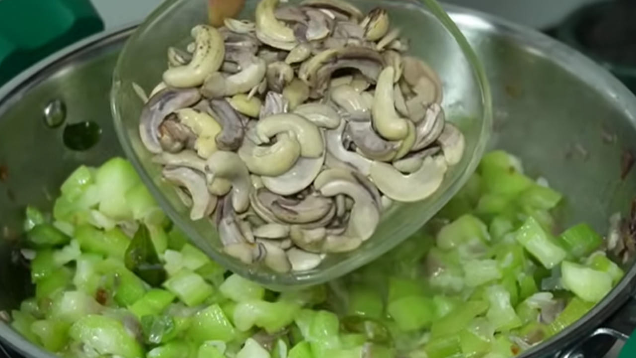 పచ్చి జీడీపప్పు, బీరకాయ కూరకు కావాల్సిన పదార్థాలు: రెండు కప్పుల బీరకాయ ముక్కలు, ఒక కప్పు పచ్చి జీడీపప్పు,  ఒక పెద్ద ఉల్లిపాయ, మూడు పచ్చిమిర్చి, రెండు పెద్ద టమోటాలు, ఒక టేబుల్ స్పూన్ అల్లం వెల్లుల్లి పేస్ట్ , అర టేబుల్ స్పూన్ పసుపు, 
ఒక టేబుల్ స్పూన్ కారం,  రుచికి తగినంత ఉప్పు , రెండు టేబుల్ స్పూన్స్ నూనె, అర టేబుల్ స్పూన్ ఆవాలు, జీలకర్ర,  పోపు కోసం 
కరివేపాకు, కొత్తిమీరను తీసుకోవాలి. 