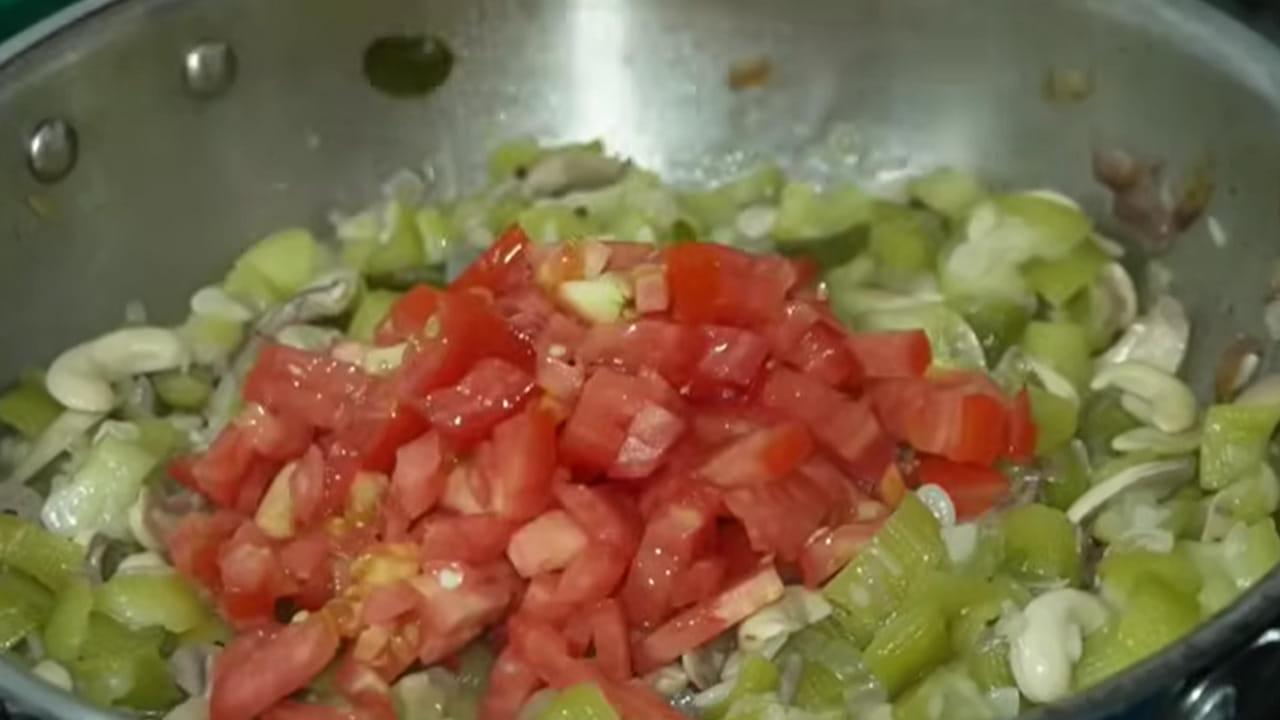 బీరకాయముక్కలు, జీడీ పప్పును ఇలా మగ్గించాలి: లో నీళ్లు ఉంటాయి కాబట్టి మరి ఎక్కువగా నీళ్లు అవసరం లేదు. ఇప్పుడు మూత పెట్టి మీడియం మంటపై 20 నిమిషాల పాటు  ఉడికించాలి. వీటిని మధ్య మధ్యలో కలుపుతూ ఉండాలి. అలా చేస్తే బీరకాయ మెత్తగా అవుతుంది. ఇంకా జీడీపప్పు కూడా తినడానికి మంచిగా ఉంటుంది. 
