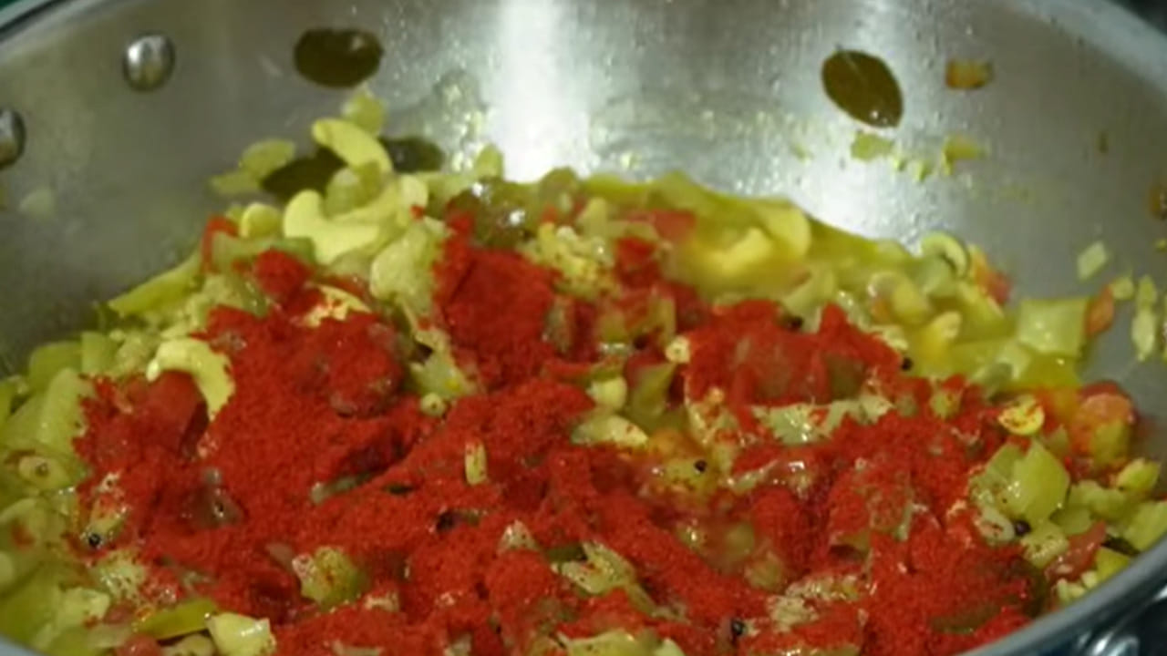 చివర్లో రుచికి సరిపడా ఉప్పు, చివరగా కొత్తిమీర కూడా వేసి స్టవ్ ఆఫ్ చేసి కిందకు దించేయాలి. పచ్చి జీడీపప్పులో శరీరానికి కావాల్సిన పోషకాలు ఉంటాయి. ఇంకా బీరకాయ కూడా బాడీలో వేడిని తగ్గిస్తుంది. మోకాళ్ళ నొప్పులు, జీర్ణ సమస్యలను కూడా తగ్గించడంలో ఇది 
సహాయపడుతుంది. మీరు కూడా మీ ఇంట్లో ట్రై చేయండి. 
