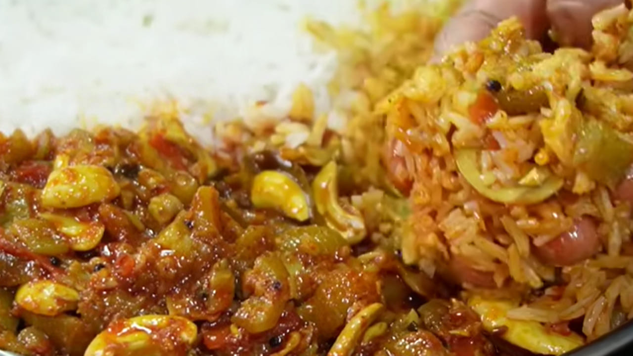 కూరను ఇలా తాలింపు చేయాలి: గ్యాస్ వెలిగించి దాని మీద పాన్ పెట్టి అది బాగా వేడయ్యాక అర టేబుల్ స్పూన్ ఆవాలు, జీలకర్ర  వేసి బాగా వేయించాలి. ఆ తర్వాత నాలుగు కరివేపాకు ఆకులు వేసి పచ్చి వాసన వచ్చే వరకు బాగా  వేయించాలి. కట్ చేసిన ఉల్లిపాయ  ఉల్లిపాయ, పచ్చిమిర్చి వేసి బంగారు కలర్ వచ్చే వరకు బాగా వేయించాలి. 