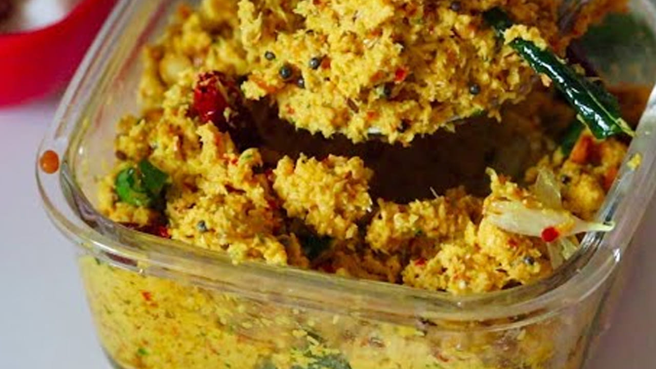 ఆ తర్వాత పచ్చడిని చూసుకుని అవసరమైతే దానిలో కొంచం నీరు పోసి వాటిని మళ్ళీ ఇంకోసారి తిప్పుకోవాలి. అయితే, పచ్చడి పలుచగా కాకుండా కొంచం గట్టిగా ఉండేలా చేసుకోవాలి. ఇలా చేసి ఇడ్లీ, దోసెల్లో తింటే ఆ రుచే వేరు. ఇప్పుడు పోపు కోసం ఒక పాన్ పెట్టి, దానిలో  ఆయిల్ వేసి వేసి మీడియం మంటపై దానిని బాగా వేయించుకోవాలి. 