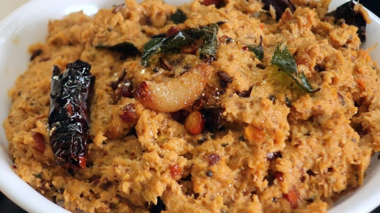 ఆ తర్వాత దీనిలో ఆవాలు, కొద్దిగా జీలకర్ర వేసి వాటిని బాగా వేయించాలి. కొద్దీ సేపటి తర్వాత ఎండుమిర్చి కూడా వేగనివ్వాలి, ఇంకా అదే చేత్తో కరివేపాకు కూడా కొద్దిగా వేసి జాగ్రత్తగా కలపాలిఇంకా దీనిలో చిటికెడు ఇంగువ కూడా వేస్తే మంచి వాసన వస్తుంది. ఆలాగే, మీడియం మంటపై  దీనిని బాగా వేయించాలి. ఈ పోపుతో పచ్చడికి మరింత టేస్ట్ వస్తుంది.