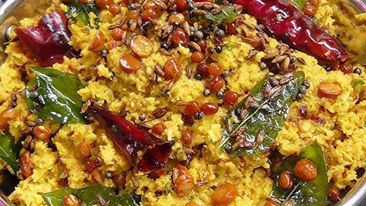 
ఈ తాలింపును తీసుకుని  ముందుగా పక్కన పెట్టుకున్న  కొబ్బరి పచ్చడిపై వేసి, వాటిని స్పూన్‌తో మిక్స్ అయ్యేలా బాగా కలుపుకోవాలి.  ఇంకా ఈ తాలింపు పచ్చడిలో మంచిగా మిక్స్ అయ్యేలా కలుపుకోవాలి. ఆ తర్వాత దీనిని తింటే ముద్ద ముద్దకు రుచి అదిరిపోతోంది.  ఇలా తయారైన కొబ్బరి తురుము పచ్చడిని, మంచి సువాసనతో సూపర్ గా ఉంటుంది. మీరు కూడా మీ ఇంట్లో తప్పక ట్రై చేయండి.