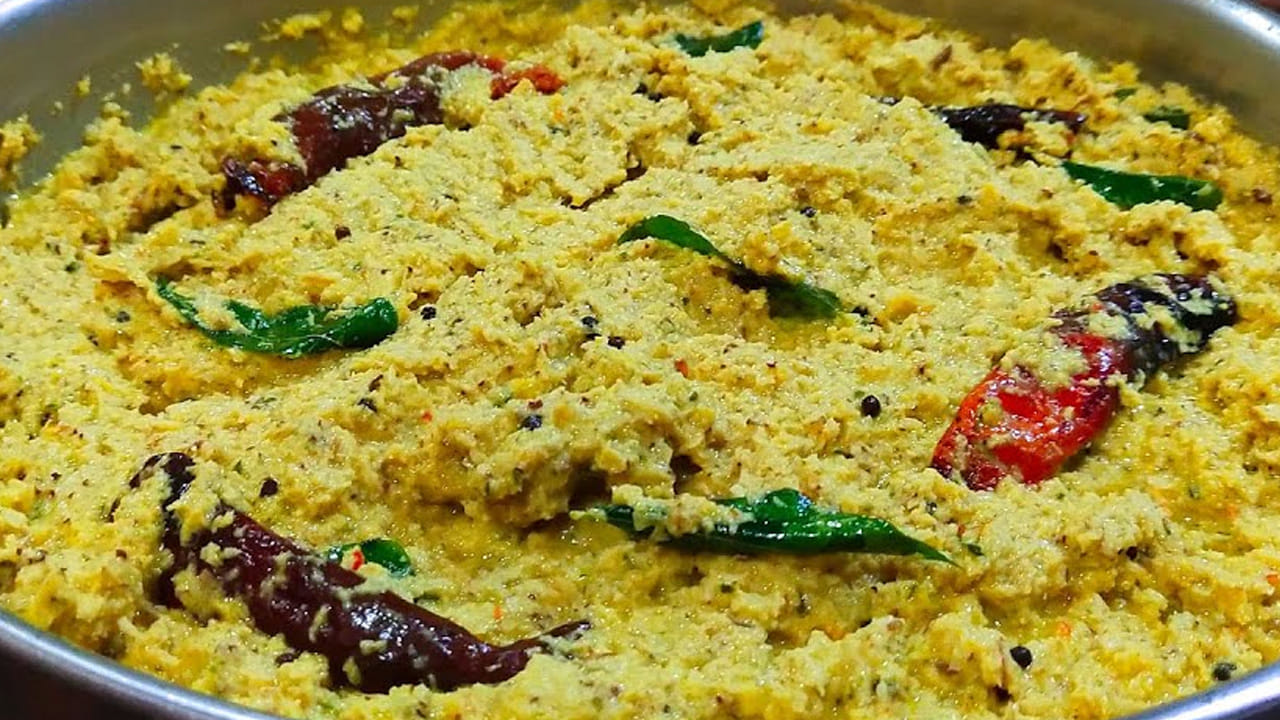 కావాల్సిన పదార్దాలు : ఒక కప్పు తాజా కొబ్బరి తురుము, నాలుగు పచ్చిమిర్చి,  రెండు టేబుల్ స్పూన్స్ శనగపప్పు పుట్నాలు, రెండు వెల్లుల్లి రెబ్బలు, రుచికి సరిపడా ఉప్పు,  కొద్దిగా చింతపండు, ఒక టేబుల్ స్పూన్  నిమ్మరసం, రెండు గ్లాసుల నీళ్ళు, రెండు టేబుల్ స్పూన్స్ నూనె, అర టేబుల్ స్పూన్ ఆవాలు,  రెండు టేబుల్ స్పూన్స్ జీలకర్ర,  రెండు ఎండుమిర్చి , కొత్తిమీర, కొద్దిగా కరివేపాకును తీసుకోవాలి. 
