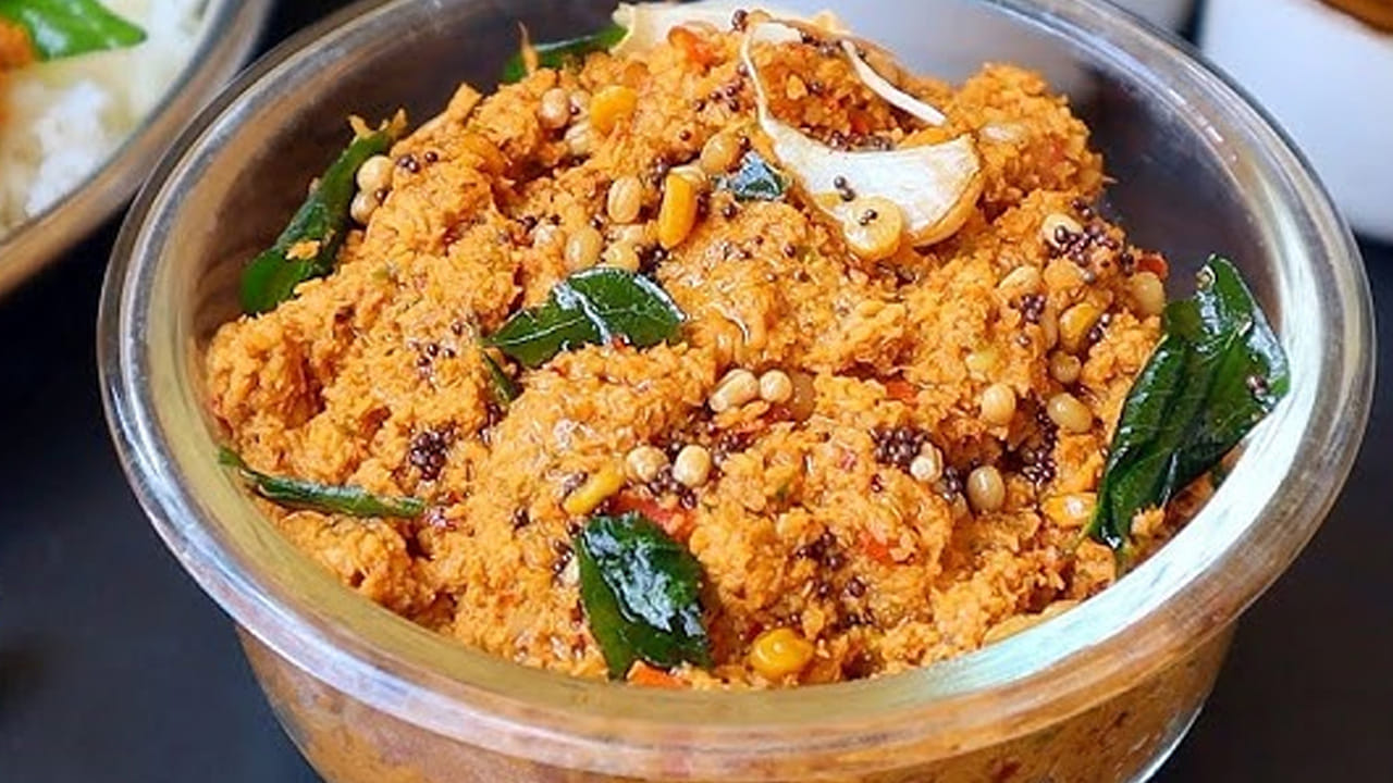 ముందుగా ఒక కప్పు తాజా కొబ్బరి తురుము, ఒక టేబుల్ స్పూన్ కారం, నాలుగు పచ్చిమిర్చి, ఇంకా పుట్నాలు, వెల్లుల్లి రెబ్బలు, రుచికి సరిపడా ఉప్పు, అలాగే  చింతపండు రాసాన్ని కూడా తీసుకోవాలి. ఇవన్నీ దానిలో వేసిన తర్వాత నీరును జోడించి మిక్సీలో వేసి మెల్లగా, స్మూత్‌గా అయ్యే వరకు బాగా గ్రైండ్ చేసుకోవాలి. ఆ తర్వాత దీనిలో ఎక్కువ నీరు పోయకుండా కొద్దిగా పోసుకుంటూ గ్రైండ్ చేస్తే సరిపోతుంది. 