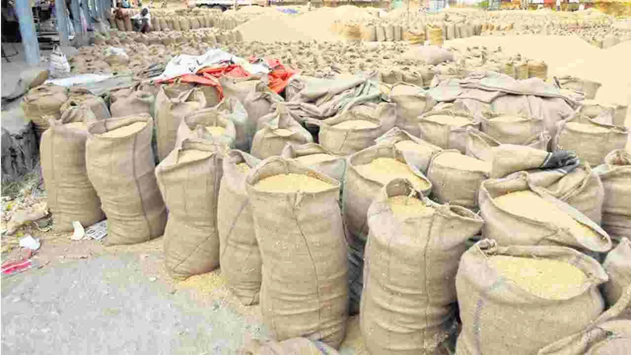 రైతులు తమ ఇంటి ముందు 5-6 అడుగుల లోతున గుంతలు తవ్వి, గడ్డితో లైనింగ్ చేసి ధాన్యాన్ని నింపుతారు. పైన ఎర్రమట్టి, ఆవు పేడతో సీల్ చేసి దిబ్బలా మారుస్తారు. ఇది ధాన్యాన్ని తేమ, పురుగుల నుంచి రక్షించడమే కాకుండా, సహజ సిద్ధమైన ఉష్ణోగ్రత వద్ద ధాన్యం మగ్గేలా చేస్తుంది.