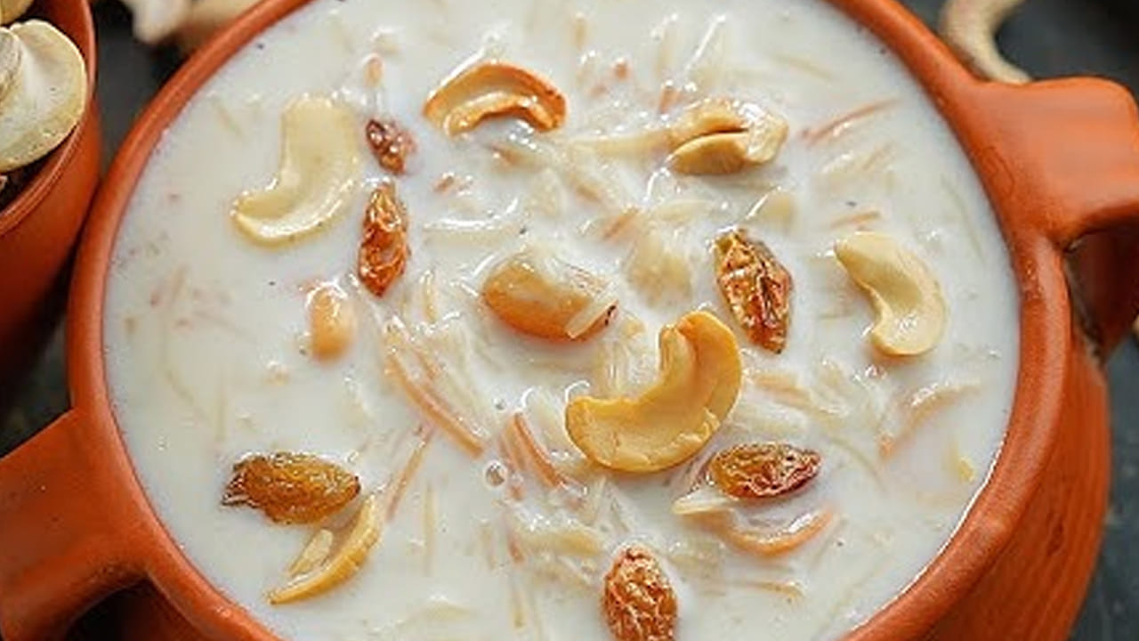 
బెల్లాన్ని ఈ విధంగా కలుకోవాలి:  బియ్యం మెత్తగా అయినా తరవాత దానిలో  బెల్లం లేదా పంచదార షుగర్ వేసి మిక్స్ అయ్యేలా  కలపాలి. బెల్లం వేస్తే పాయసం‌ అద్భుతంగా ఉంటుంది. దీనిలో ఐరన్ ఎక్కువగా ఉంటుంది. ఆరోగ్యానికి కూడా చాలా మంచిది. 
అలాగే, మంచి సువాసను కూడా ఇస్తుంది. అలాగే దీనిలో కుంకుమపువ్వు కూడా వేయండి. 