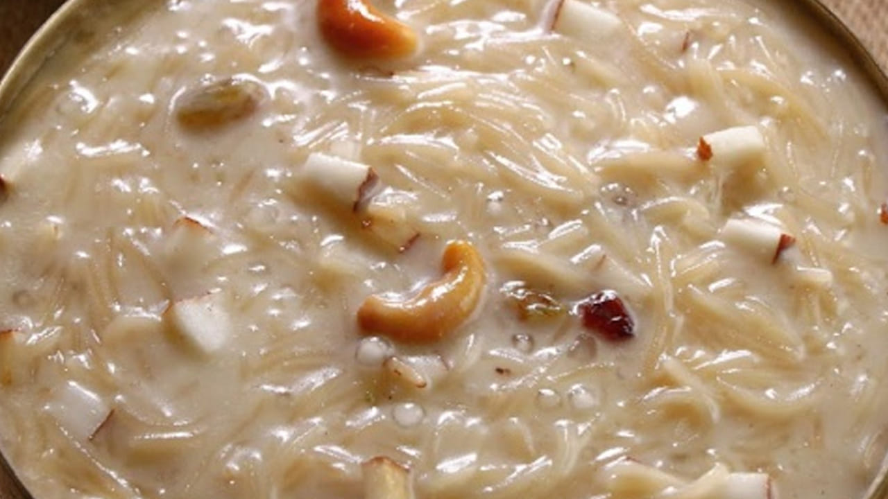  పాల పాయసంలో డ్రైఫ్రూట్స్ కలిపితే ఆ రుచే వేరు:  ఒక పాన్‌లో కొద్దిగా నెయ్యి  చేసి 10 జీడిపప్పు, కిస్మిస్ వేసి బంగారు రంగులోకి మారే  వరకు బాగా వేయించాలి. వీటిలో పాయసం‌లో వేస్తే టేస్ట్ కూడా మంచిగా ఉంటుంది.  ఇంకా నోటికి రిచ్ ఫ్లేవర్ కూడా తగులుతుంది. ఇంకా ఇవి ఆరోగ్యానికి కూడా చాలా బలం. 