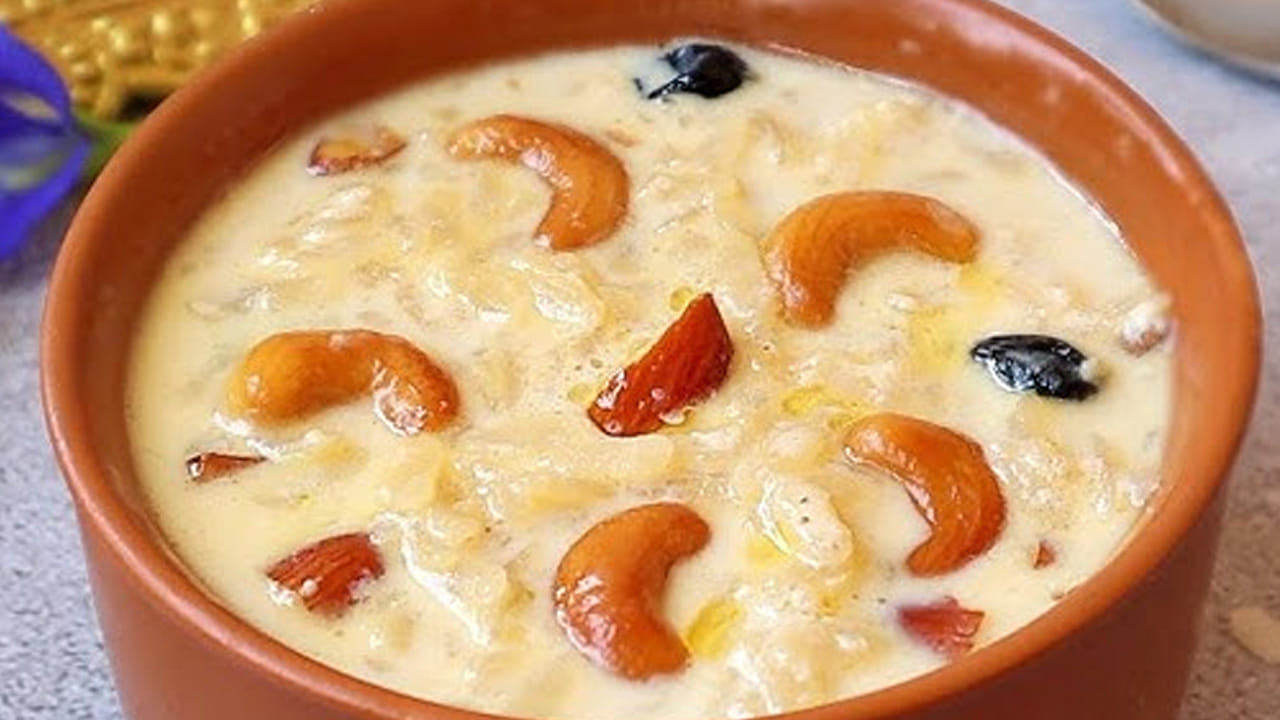 ఫైనల్ టచింగ్: చివర్లో  యాలకుల పొడి వేస్తే టెస్ట్ మొత్తం మారిపోతుంది. ఇది వేశాక మొత్తం మిక్స్ అయ్యేలా బాగా కలుపుకోవాలి. ఆ  తర్వాత స్టవ్ ఆఫ్ చేసి కిందకు దించేసి వేడి వేడిగా తినొచ్చు. ఇలా కొత్త స్టైల్లో పాల పాయసం చేసి తింటే ఇంట్లో అందరు అయ్యి ఫిదా అవుతారు. పండుగలకి కూడా ఇదే పర్ఫెక్ట్‌గా ఉంటుంది.