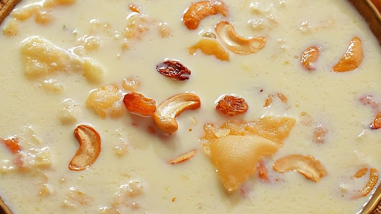 ముందుగా పాలను ఈ విధంగా మరిగించుకోవాలి : ముందుగా గ్యాస్ వెలిగించి ఒక పాన్ పెట్టి, దానిలో పాలను వేసి బాగా మరిగించాలి. అయితే, దీనిని మీడియం మంట పై మాత్రమే మరిగించాలి. అలాగే మధ్య మధ్యలో గరిటెతో తిప్పుతూ ఉండాలి. ఇలా చేస్తే అడుగు  అంటకుండా ఉంటుంది. ఆ తరవాత  బియ్యాన్ని కడిగి 30 నిమిషాల పాటు నానబెట్టాలి. ఒక పాత్రలో వీటిని బాగా ఉడికించాలి