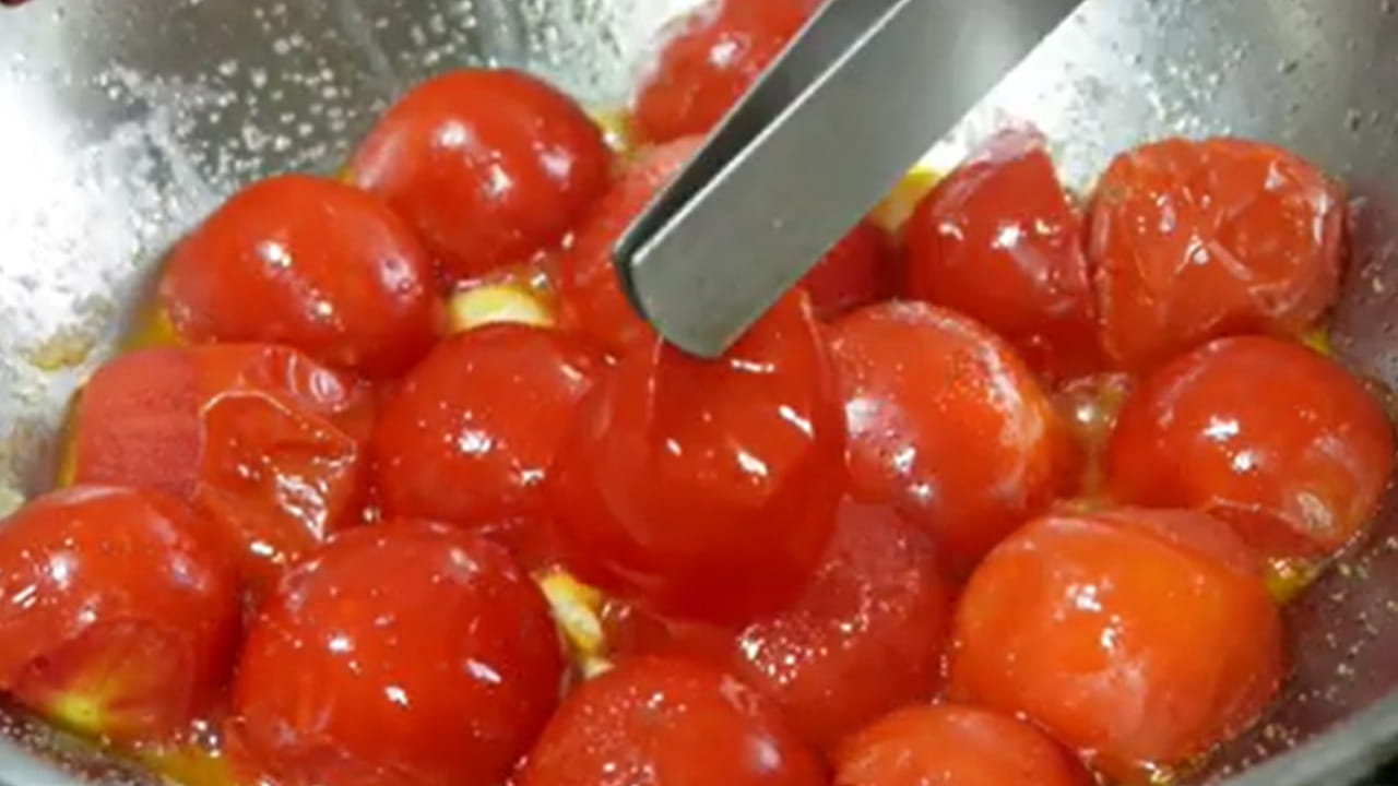 చేతితో వీటిని నలపి చేయాలి:  ఇది వేడి తగ్గిన తర్వాత మీరు చేతితోనే టమాటాలు, పచ్చిమిర్చి, వెల్లుల్లిని బాగా నలిపి , ఆ తరవాత దీనిలో రుచికి సరిపడా ఉప్పును కూడా వేసి చేతితోనే బాగా మిక్స్ చేసి కలుపుకోవాలి. రోలు , మిక్సీ వాడకుండానే మంచి రుచి వస్తుంది.  కాబట్టి తప్పక ట్రై చేయండి. 