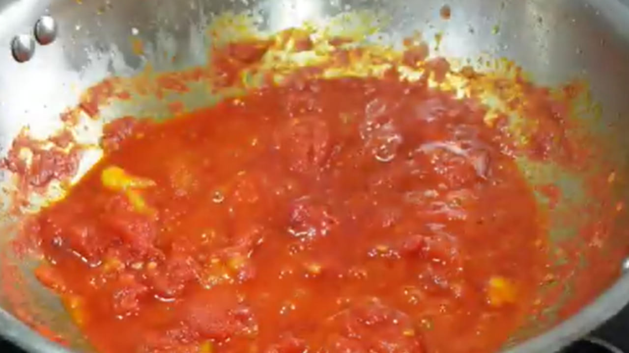 వీటిని ఇలా కలుపుకోవాలి:  చివర్లో వీటిలో ముందుగా కట్ చేసి పెట్టుకున్న ఉల్లిపాయ ముక్కలు, అర కట్ట కొత్తిమీర కూడా  వేసి బాగా కలపాలి. మీకు ఇంకా మంచి రుచి కావాలంటే ఒక టేబుల్ స్పూన్ కారం కూడా వేసుకోవాలి. ఇలా చేసి తింటే రుచి అదిరిపోతోంది. ఇలా ఈజీగా  చేతితోనే మిక్స్  చేస్తే సరిపోతోంది. 
