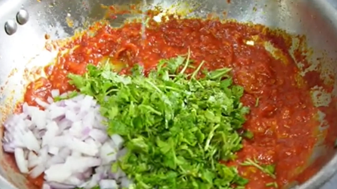 వేసవికాలంలో ఎంతో మంది పనులు చేస్తూ చెట్టు కింద తింటుంటారు. అలాంటి సమయంలో ఈ పల్లెటూరు పచ్చడి తింటే ఆ క్రేజే వేరు.  దీనికి రోలు, మిక్సీతో పని లేదు. దీనిని చేసుకుని ఆ తర్వాత చపాతీల్లోకి తింటే తింటే అబ్బా ఏం రుచి బాబోయ్ అంటూ లాగిస్తూనే ఉంటారు. మరి అంత రుచిగా ఉంటుంది. 