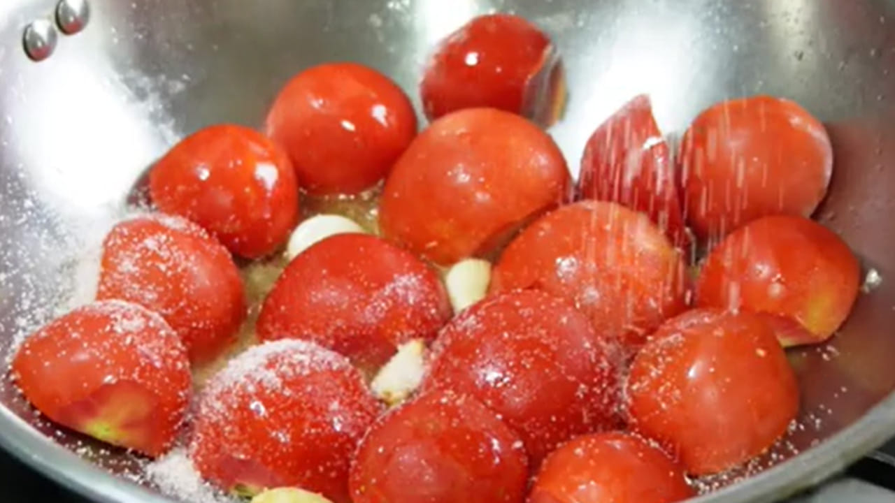 
టమాటాలను ఇలా మగ్గించాలి: ముందుగా నాలుగు పండు టమాటాలు, పచ్చిమిర్చిని స్టవ్‌ మీద ఉంచి వాటిని పాన్లో వేసి వాటిని నూనెలో బాగా వేయించాలి. ఇంకా ఇవి .  మెత్తగా ఉడికే వరకు స్టవ్ మీదే ఉంచాలి. దీనికోసం 10 నుంచి 15 నిముషాల పాటు ఉంచుకోవాలి. మీరు కూడా మీ ఇంట్లో తప్పకుండా ఇలా చేయాలి. 