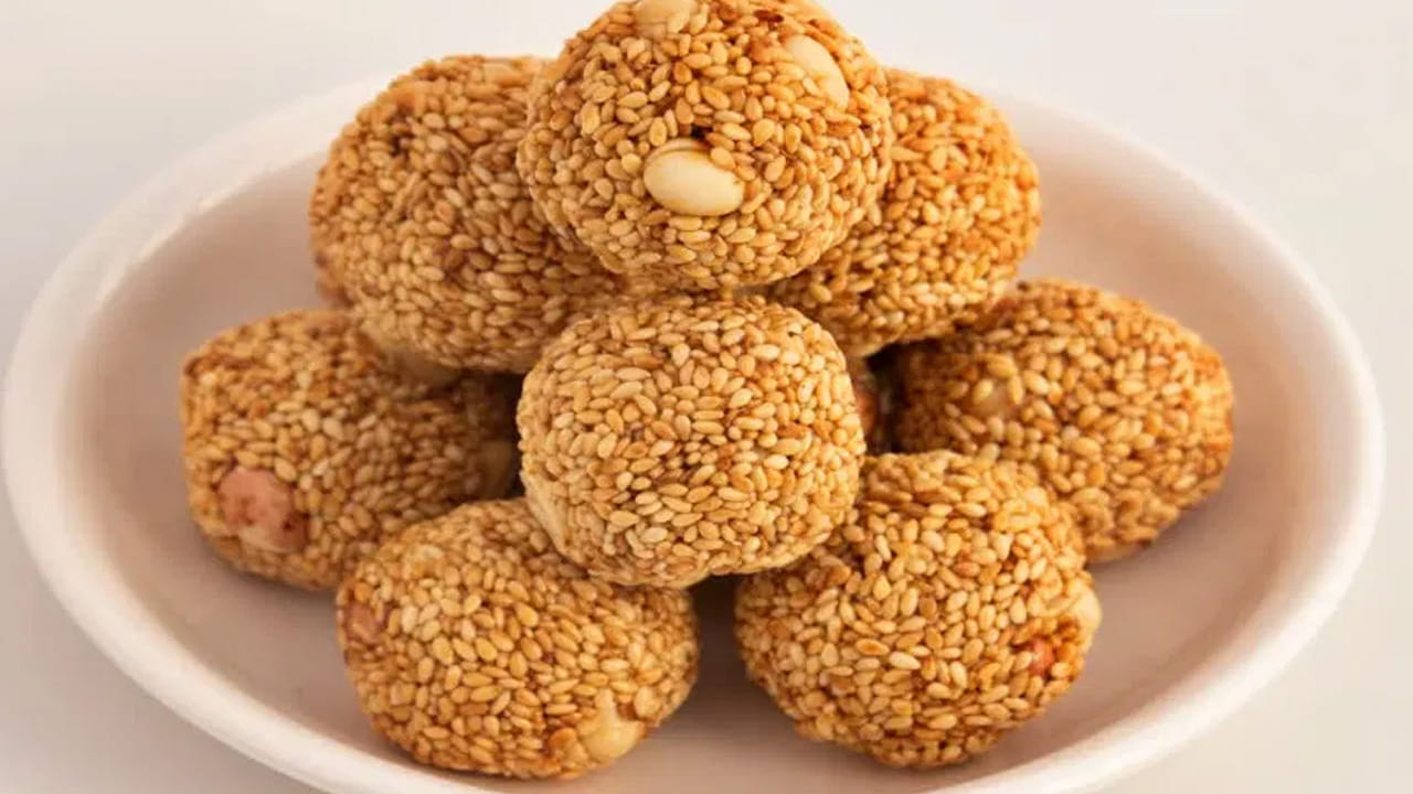 
ఈ మిశ్రమాన్ని బాగా కలుపుకోవాలి: ఇప్పుడు బెల్లం పాకంలో కొన్ని పల్లీలు, నువ్వులు వేసి మిక్స్ అయ్యేలా కలపాలి. ఆ తర్వాత యాలకుల పొడి వేసి కలుపుకోవాలి. 