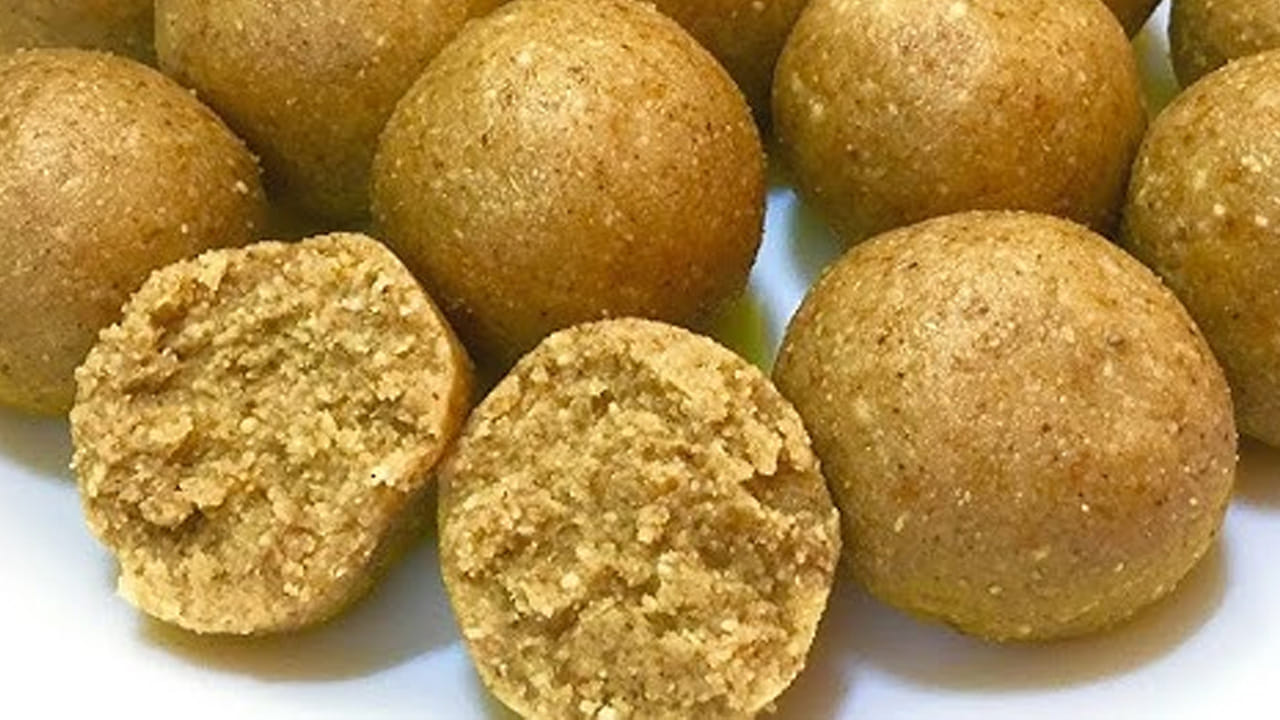 చిన్న లడ్డూలుగా చేసుకోవాలి : ఈ మిశ్రమాన్ని ఫ్యాన్ కింద బాగా ఆరబెట్టుకుని కొద్దీ సేపటి తరవాత  చేతికి నెయ్యి రాసుకుని  చిన్న లడ్డూలుగా చేయండి. అంతే, పల్లీ నువ్వుల లడ్డులు రెడీ. 