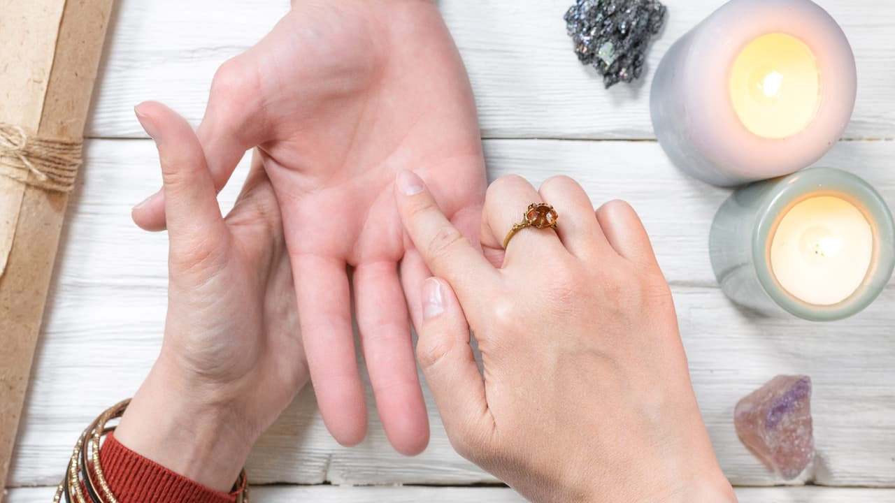 అర చేతిలో సూర్య పర్వతం, గురు పర్వతం రెండూ చాలా ముఖ్యమైనవి. అయితే హస్త సాముద్రిక శాస్త్రం ప్రకారం, గురు, సూర్య పర్వతాలపై ఉన్న కొన్ని చిన్న చిన్న గుర్తులు గల రేఖలు మీకు ప్రభుత్వ ఉద్యోగం రాసి పెట్టి ఉందో లేదో తెలియజేస్తాయంట. కాగా, ఇంతకీ ఆ రేఖలు ఏవో ఇప్పుడు మనం తెలుసుకుందాం.