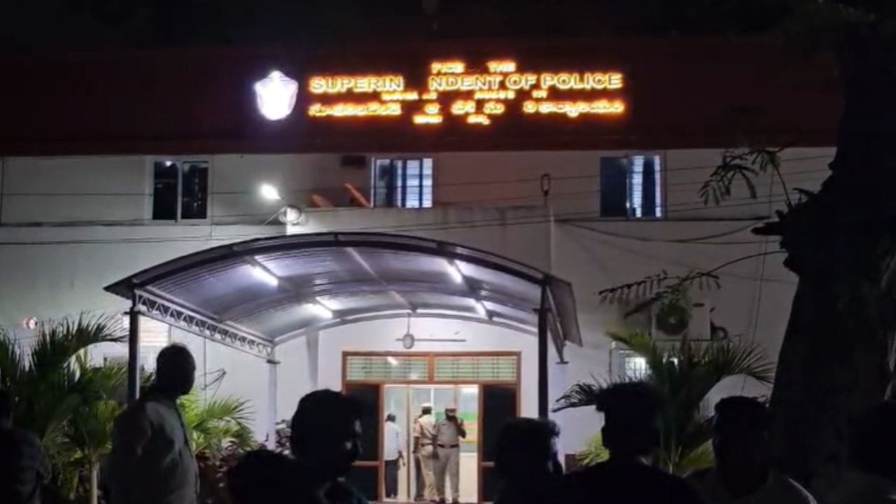 Andhra News: 10గంటల పాటు ఎస్పీ ఛాంబర్‌లో ఎమ్మెల్యే.. అసలు ఇద్దరి మధ్య జరిగిందేంటి?