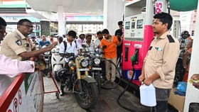 రీల్స్ చూసి పెట్రోల్ బంకులకు క్యూ కట్టిన జనం..!