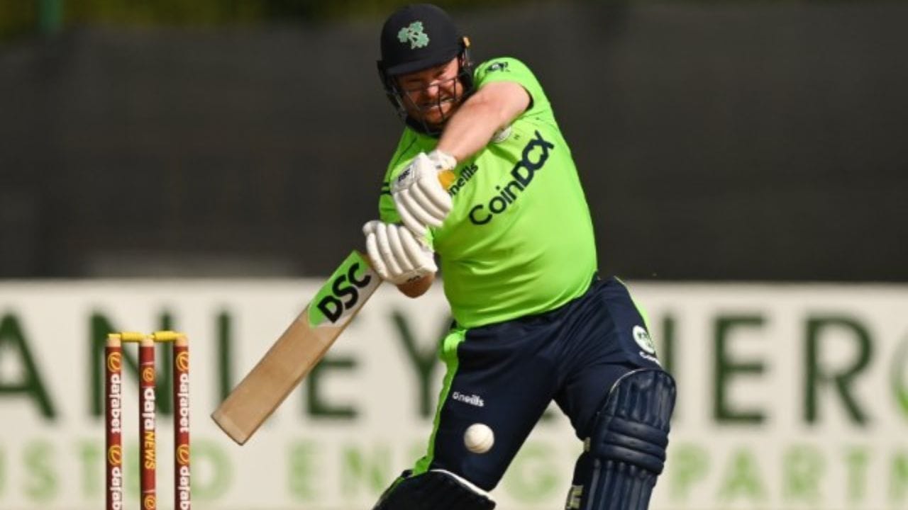 2. పాల్ స్ట్రాంగ్ (జింబాబ్వే): జింబాబ్వేకు చెందిన మాజీ క్రికెటర్ పాల్ స్ట్రాంగ్ ఈ జాబితాలో రెండో స్థానంలో నిలిచాడు. ఆయన 95 వన్డేల్లో మొత్తం 1090 పరుగులు సాధించాడు. ఆయన అత్యధిక స్కోరు 47 పరుగులు. లెగ్ స్పిన్నర్‌గా రాణించిన పాల్, బ్యాటింగ్‌లోనూ కీలక సమయంలో పరుగులు జోడించేవారు కానీ ఎప్పుడూ యాభై మార్కును అందుకోలేదు.