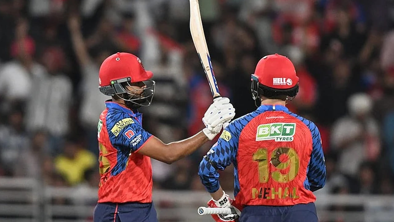 పంజాబ్ కింగ్స్ కెప్టెన్ శ్రేయాస్ అయ్యర్ బాధ్యతాయుతమైన ఇన్నింగ్స్. 36 బంతుల్లో 71 పరుగులు చేసి అజేయంగా నిలిచి జట్టును గెలిపించాడు. వికెట్లు పడుతున్నా ఏమాత్రం తొండర పాటు చెందకుండా, క్రీజులో పాతుకుపోయి మ్యాచ్‌ను ఫినిష్ చేసిన తీరు అద్భుతం. అతని నాయకత్వ లక్షణాలు, బ్యాటింగ్ ప్రతిభ ఈ చారిత్రాత్మక విజయానికి ప్రధాన కారణం. క్లిష్ట సమయంలో ఒత్తిడిని జయించి పంజాబ్ అభిమానుల కళ్ళలో ఆనందాన్ని నింపాడు అయ్యర్.