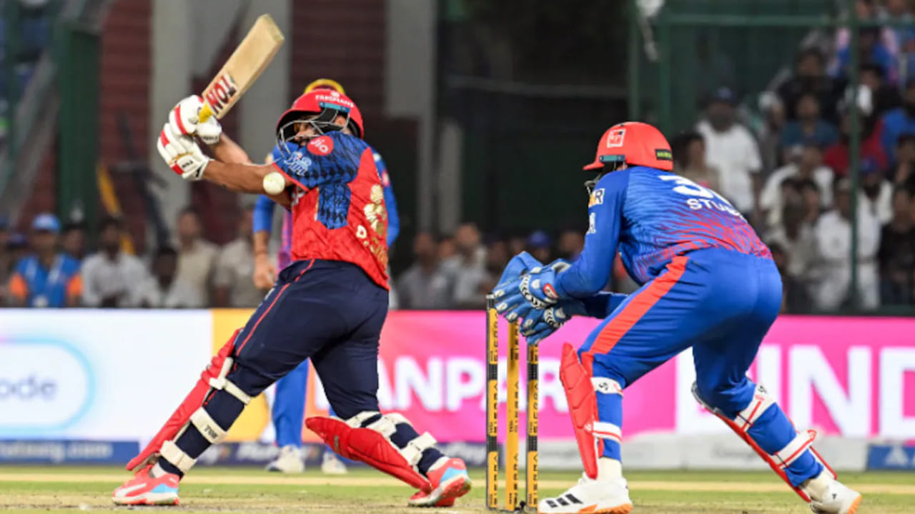 265 పరుగుల ఛేజింగ్‌లో పంజాబ్ కింగ్స్ ఓపెనర్ ప్రభ్‌సిమ్రన్ సింగ్ మెరుపు ఇన్నింగ్స్. కేవలం 18 బంతుల్లోనే అర్ధ సెంచరీ పూర్తి చేసి, అసాధ్యమనుకున్న లక్ష్యాన్ని సుసాధ్యం చేసే దిశగా జట్టును నడిపించాడు. అతని దూకుడు చూసి ఢిల్లీ బౌలర్లు ఒక్కసారిగా ఒత్తిడిలోకి వెళ్లిపోయారు. ఈ మెరుపు ఆరంభమే పంజాబ్ చరిత్ర సృష్టించడానికి పునాది వేసింది.