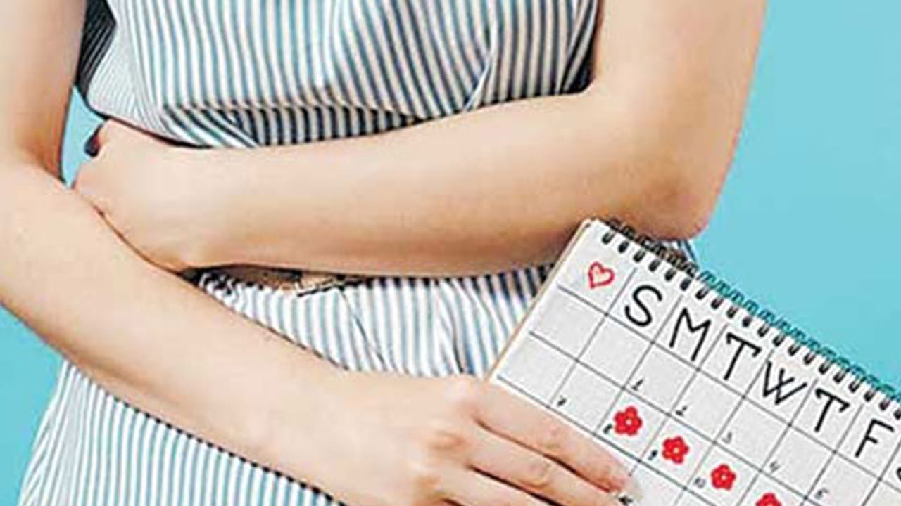 పెద్దవారు అంటుంటారు, పీరియడ్స్ సమయంలో స్త్రీలు తులసి మొక్కను తాక కూడదు. ఒక వేళ తాకినట్లు అయితే ఆ మొక్క ఎండిపోతుంది, అపవిత్రం అవుతుందని. కానీ ఇప్పటి వరకు స్త్రీ స్పర్శ వలన తులసి మొక్క ఎండిపోయిన ఆధారాలు లేవు అని చెబుతున్నారు నిపుణులు.  మానవుల హర్మోన్స్ మొక్కలను ప్రభావితం చేస్తాయనేది ఇప్పటి వరకు నిరూపితం కాలేదంట.