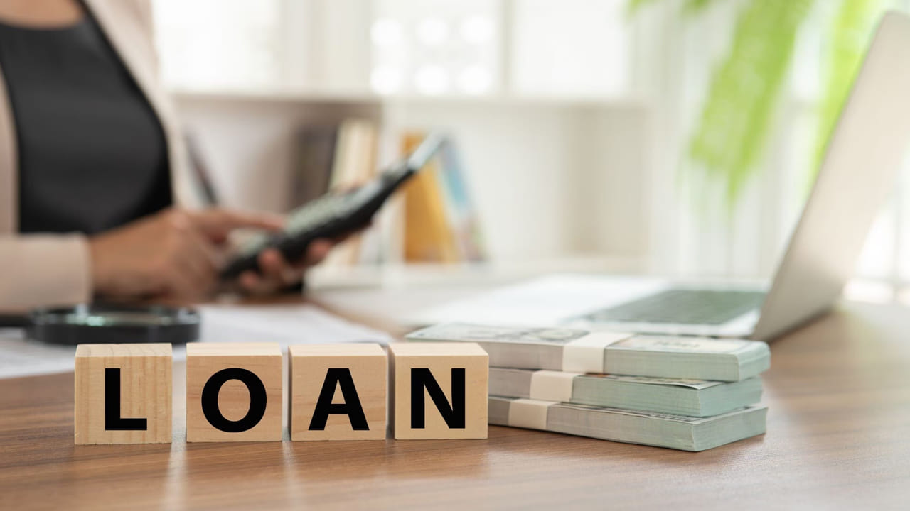 మనకు డబ్బులు అవసరమైనప్పుడు వడ్డీ రేటు ఎక్కువున్నా చూసుకోకుండా పర్సనల్ లోన్ తీసుకుంటాం. ఆ తర్వాత వడ్డీ ఎక్కువ పడుతుందని బాధపడుతుంటాం. ఇలాంటి సమయంలో ఏ బ్యాంకులో తక్కువ వడ్డీ రేటు ఉందో.. ఆ బ్యాంకుకు మీ పర్సనల్ లోన్ బదిలీ చేసుకోండి. దీని వల్ల మీకు డ డబ్బులు ఆదా అవుతాయి. అయితే ఇలాంటి సమయంలో కొంత ప్రాసెసింగ్ ఫీజులు చెల్లించాల్సి ఉంటుంది.
