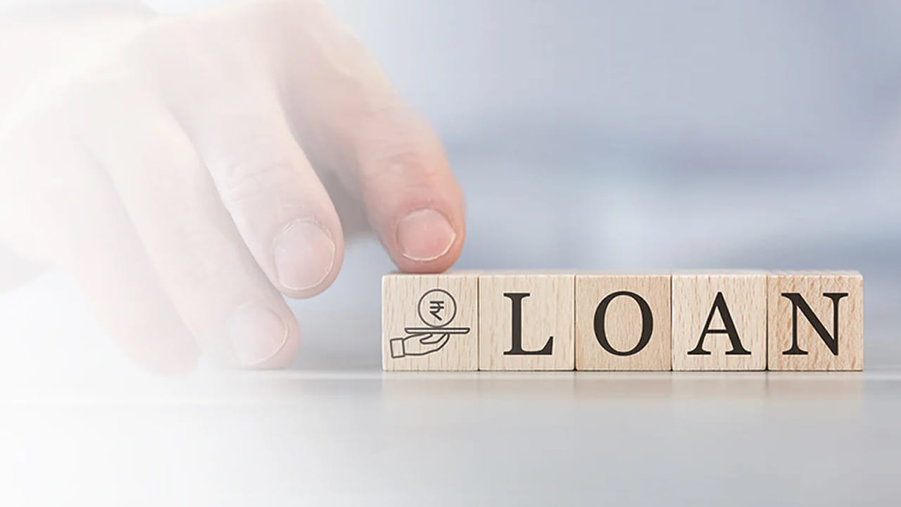 ఇక లోన్ తీసుకున్నాక మీరు క్రమం తప్పకుండా ఈఎంఐ చెల్లిస్తుంటే వడ్డీ తగ్గించమని బ్యాంకును అడగండి. కొన్ని బ్యాంకులు మీ పేమెంట్ హిస్టరీ చూసి వడ్డీని తగ్గించేందుకు ముందుకొస్తాయి. ముందు ఐదేళ్ల కాలవ్యవధితో లోన్ తీసుకుంటే రెండేళ్లు చెల్లించాక ఒకటి లేదా రెండు శాతం వడ్డీ తగ్గిమంచమని అడగండి. దీని వల్ల కూడా మీకు ఫలితం ఉంటుంది