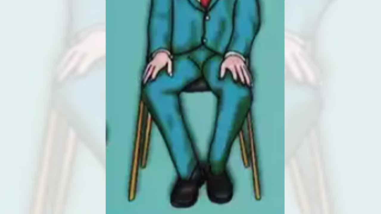 మోకాళ్లు దూరం పెట్టి కూర్చొనేవారు, ఇలాంటి వారు కాస్త అహంకారం కలిగి ఉంటారు. ఏ విషయంపై సరైన అవగాహన ఉండదు. అంతే కాకుండా సమయాన్ని బట్టి ఆలోచనలను, మాటలను మారుస్తారంట. కానీ వీరు ప్రతి ఒక్కరికీ తోడుగా ఉండటానికి ఇష్టపడతారు. అందరికంటే చాలా గొప్పగా ఉండాలి అనుకుంటారు.