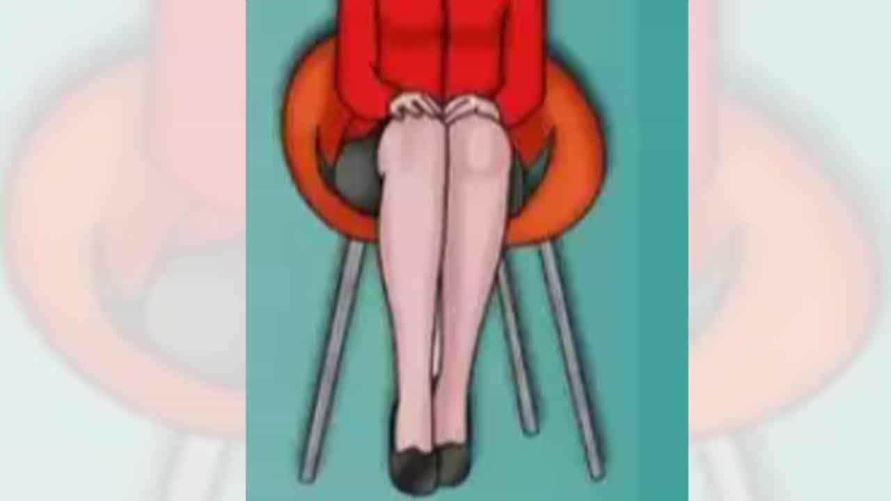 మోకాళ్లను దగ్గరగా పెట్టి కూర్చోవడం, ఇలాంటి వ్యక్తులు చాలా ముందు చూపుకలవారు. అంతే కాకుండా వీరు ఎక్కువగా ఆలోచిస్తుంటారు. ఏ పని అయినా చేయడానికి ముందు ఒకటికి రెండు సార్లు ఆలోచిస్తారు. సమయపాలన పాటిస్తారు. క్రమశిక్షణ, పరిశుభ్రతను ఎక్కువగా ఇష్టపడతారు. నిజాయితీగా ఉంటారు.