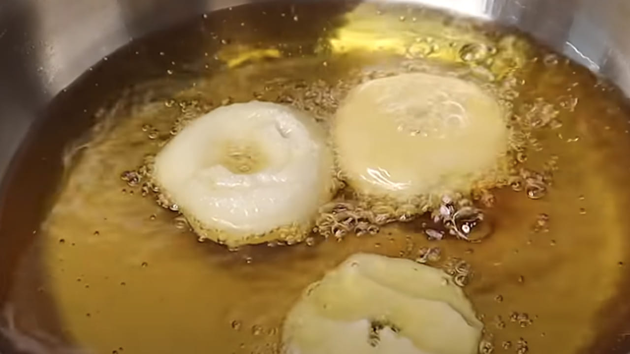  ఇప్పుడు వడలు తయారు చేసుకోవాలి. పెరుగు వడల కోసం కప్పు మినపప్పు తీసుకోవాలి. దీనిని తయారీకి నాలుగు గంటల మందు నానబెట్టుకోవాలి. తర్వాత వీటిలో అల్లం వేసి మంచిగా గ్రైండ్ చేసుకోవాలి, ఉప్పు, పచ్చి మిర్చి,  కొంచెం కొత్తిమీర తరుగు వేసి బాగా కలుపుకోవాలి. తర్వాత దీనిని ఐదు నిమిషాల పాటు పక్కన పెట్టుకోవాలి.